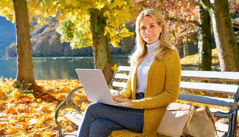 frau mit laptop im herbst inspiras webagentur